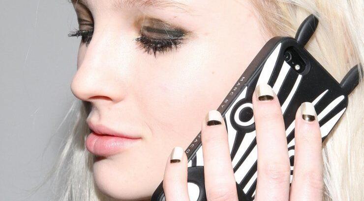 Κινητό δίπλα στο κρεβάτι το βράδυ: Επιτρέπεται τελικά ή όχι;  