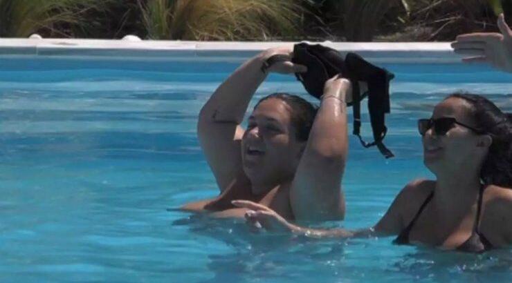 Big Brother: Η Αφροδίτη κολύμπησε topless μπροστά στους συμπαίκτες της! [βίντεο]