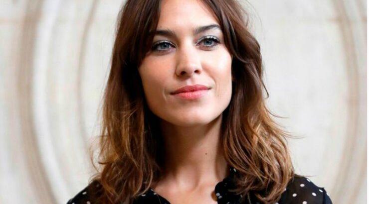 H Alexa Chung φόρεσε τa sneakers που πρέπει να έχεις στην γκαρνταρόμπα σου αυτή τη σεζόν