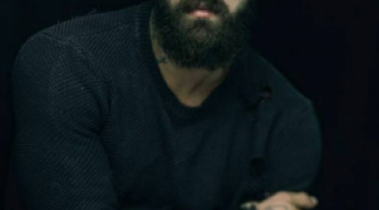 Απίστευτο! Δείτε τον Δημήτρη Αλεξάνδρου να κάνει πασαρέλα με ψηλοτάκουνα