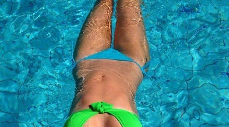 Χαλαρώνοντας στην πισίνα!