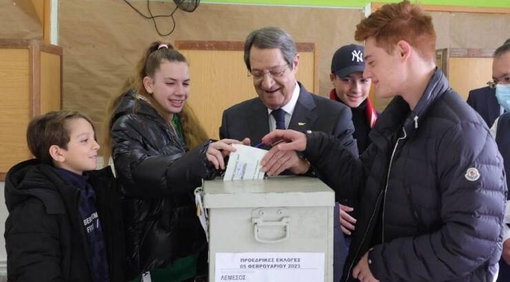 Νίκος Αναστασιάδης: Στην κάλπη με τα τέσσερα εγγόνια του [εικόνες]