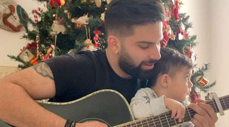 Ανδρέας Λέοντας: Τραγουδάει αγκαλιά με τον γιο του χριστουγεννιάτικο τραγούδι! [βίντεο]