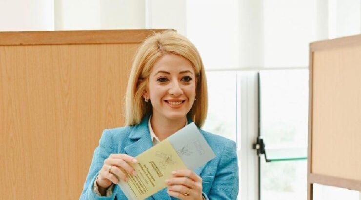 Αννίτα Δημητρίου: Ποζάρει με τη μητέρα της στο πατρικό της στους Τρούλλους [εικόνα]