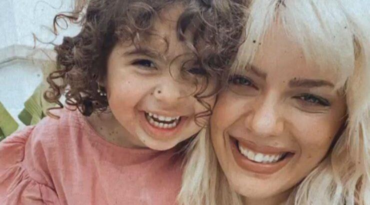 Άντρη Καραντώνη: Μας έδειξε τη μικρή Αργυρώ να φοράει τακούνια και να κάνει βόλτα στο σπίτι!