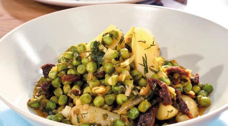 Αρακάς λαδερός με λιαστές ντομάτες, μάραθο, κουκουνάρι και μικρές πατάτες