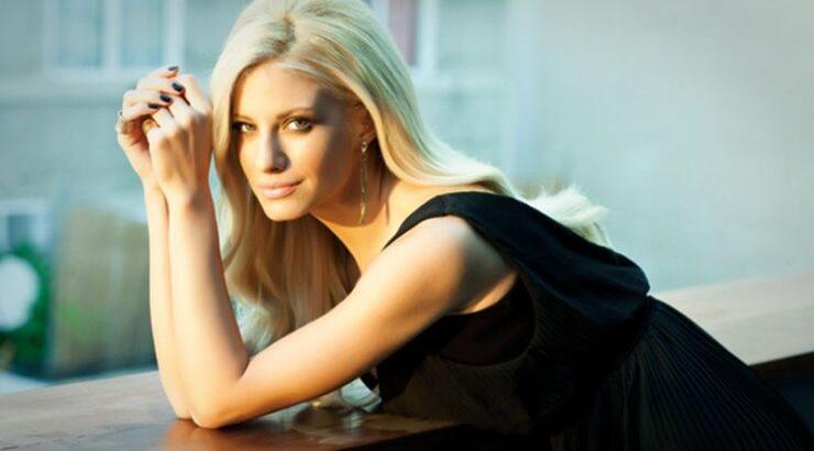 Η Ευαγγελία Αραβανή φόρεσε την πιο σέξι φούστα της σεζόν