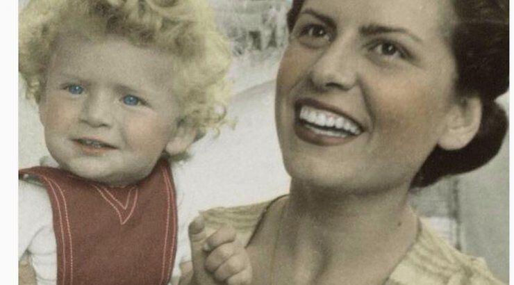 Γνωστή Κύπρια στην αγκαλιά της μητέρας της