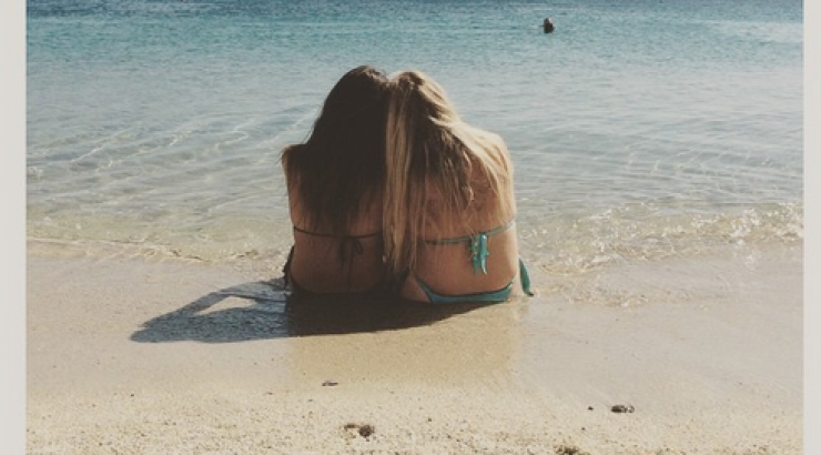 Ηθοποιός σε κυπριακή σειρά στην παραλία με την μητέρα της!