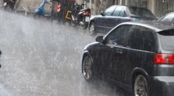 Αθήνα: Άνοιξαν οι ουρανοί