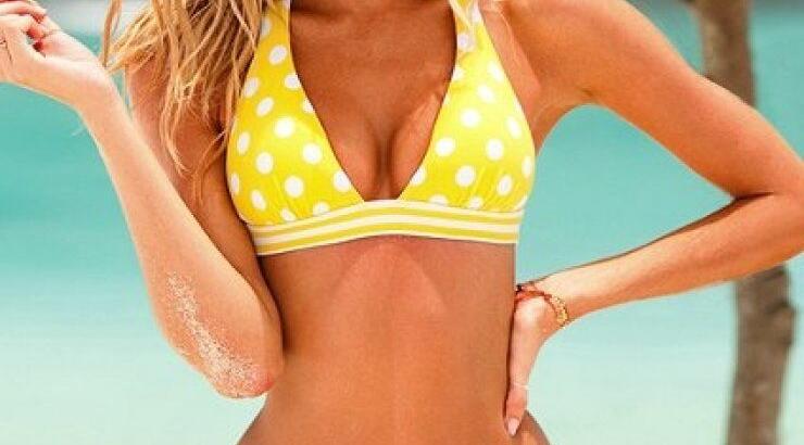 Πώς να δείχνεις στυλάτη στην παραλία ή την πισίνα - και να μη φαίνεσαι υπερβολική 