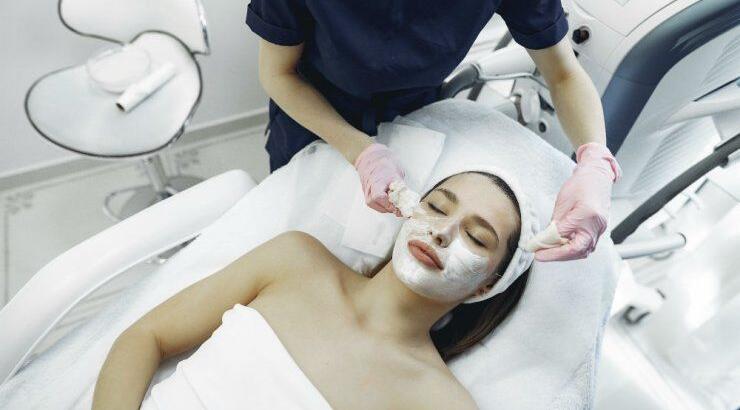 Ο σωστός καθαρισμός πριν από κάθε θεραπεία προσώπου με ή χωρίς νυστέρι