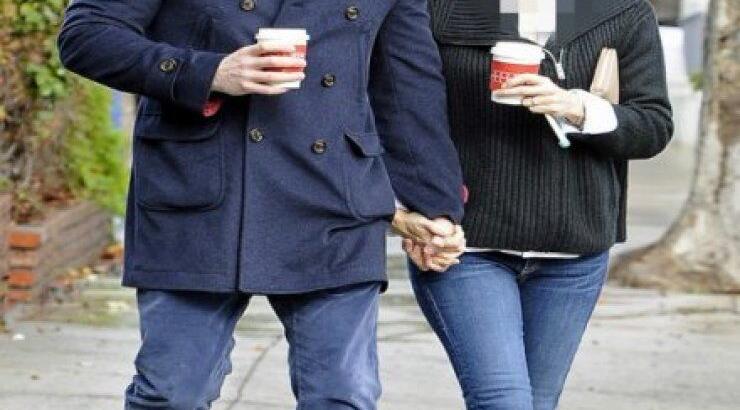 Τι κι αν ανακοίνωσαν τον χωρισμό τους: Φορά την βέρα του και κλαίει μπροστά στη γυναίκα του