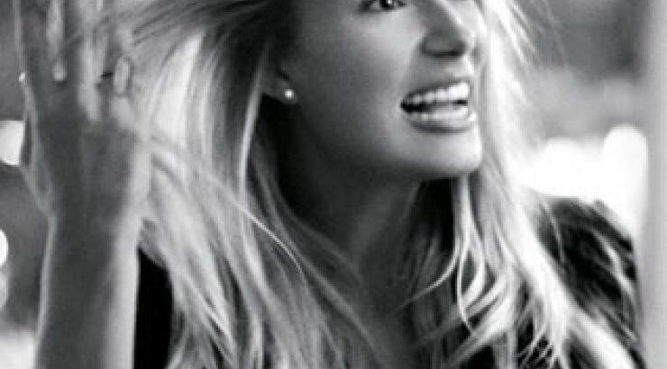 Βίκυ Καγιά: Με νεαρό συνοδό στη Μύκονο