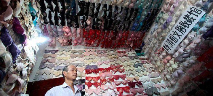 Συλλέγει γυναικεία εσώρουχα για καλό σκοπό 