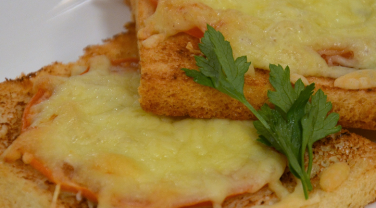 Μπροσκέτες με τυρί και ντομάτα