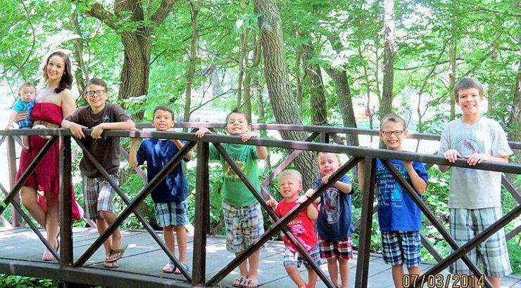 Συγκινητικό: Ζευγάρι υιοθέτησε 8 αδέρφια γιατί δεν ήθελε να τα χωρίσει