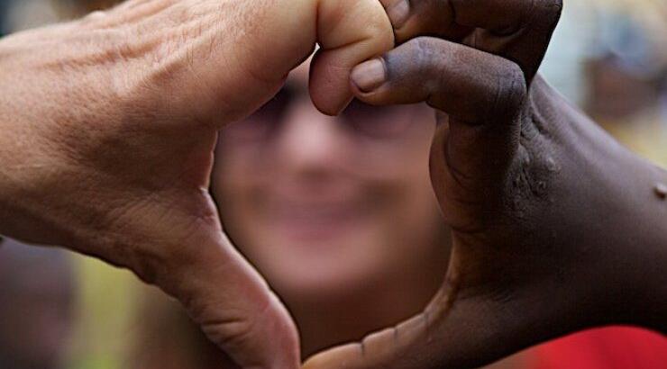 “One Love Team”: Το νέο ντοκιμαντέρ του Αντώνη Κανάκη με την Action Aid