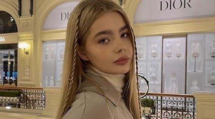 Πλεξούδες χωρίς λαστιχάκι: Το girly hairstyle που κάνουν όλες οι fashionistas τώρα