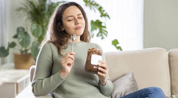 Γιατί ανοίγει η όρεξή σου πριν από την περίοδο; 