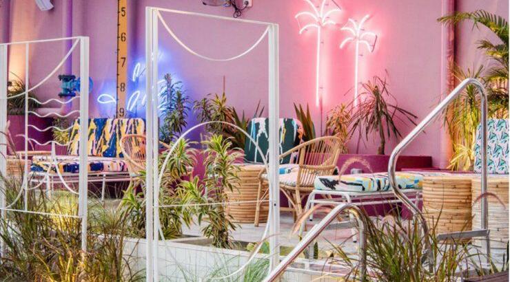 Decor πισίνας εμπνευσμένο από έργα του David Hockney