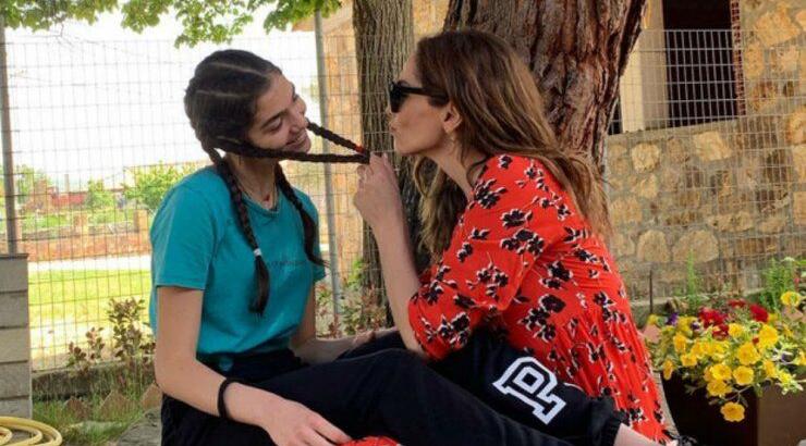 Η Μελίνα εύχεται στη μαμά της Δέσποινα Βανδή για τη γιορτή της μητέρας και μένουμε με το στόμα ανοιχτό