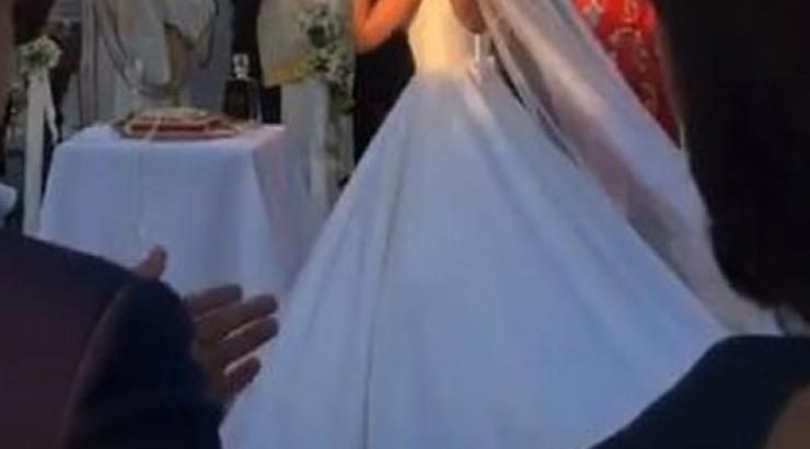 Η Δούκισσα Νομικού πρωτοτύπησε! Δείτε τον διαφορετικό τρόπο που έριξε την ανθοδέσμη! [βίντεο]