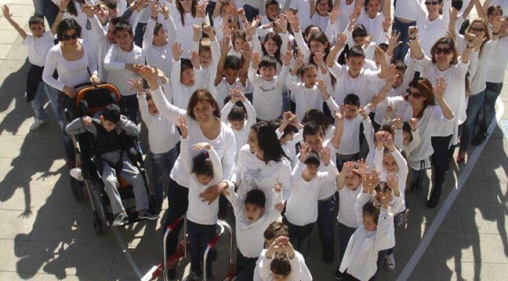 Ελάτε να σχηματίσουμε τη μεγαλύτερη αλυσίδα χαμογελαστών ανθρώπων για τις σπάνιες γενετικές παθήσεις