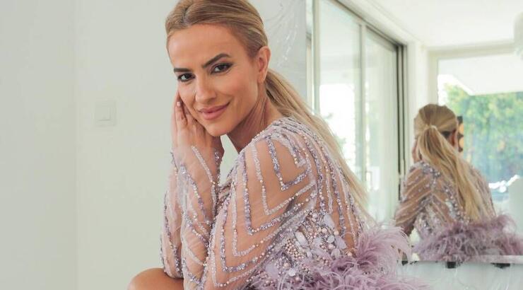 Έφη Παπαϊωάννου: Σου δείχνει το ιδανικό μαύρο φόρεμα για την εποχή