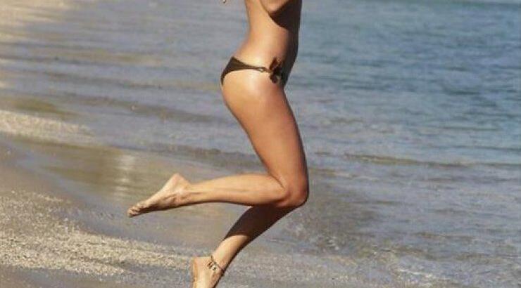 Οι καυτές πόζες Ελληνίδας τραγουδίστριας που εντυπωσιάζουν στην παραλία!