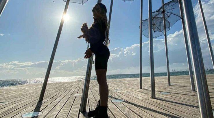 Η επώνυμη Κύπρια έβαλε καυτό μπικίνι και ανέβηκε στην ταράτσα εν μέσω lockdown!