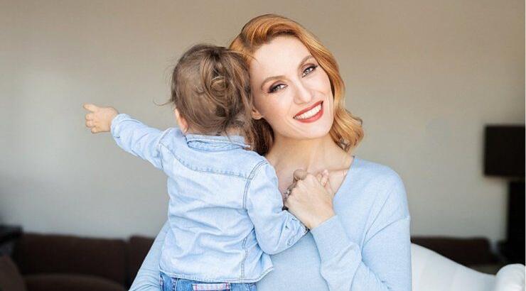 Ελεονώρα Μελέτη: Η υπέροχη καλοκαιρινή εικόνα που ανήρτησε με την κόρη της στην πισίνα 