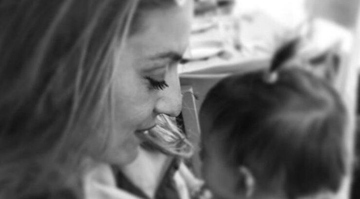 Ελεονώρα Μελέτη: Μας έδειξε την κόρη της να προσπαθεί να ανέβει στα τακούνια της