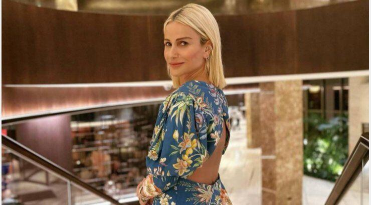 Έμιλυ Γιολίτη: Το ladylike total black look της