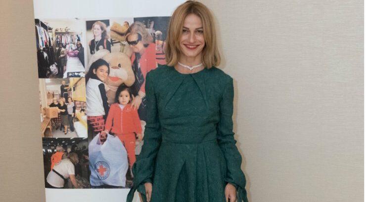 Μάθετε ποιου οίκου είναι δημιουργία τo glam φόρεμα της Έμιλης Γιολίτη