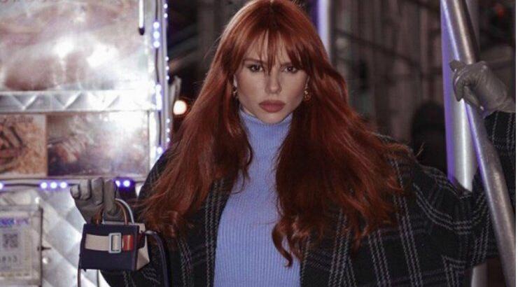 Βρήκαμε πόσο κοστίζει η μίνι bag της Έβελυν Καζαντζόγλου