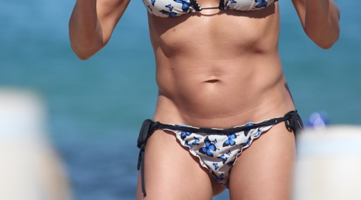 Το μοντέλο που αναστάτωσε τη Μύκονο με το μικροσκοπικό μαγιό της!