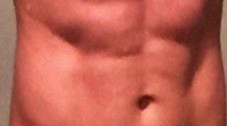 Ποιος γνωστός Έλληνας τραγουδιστής έχει αυτό το κορμί;