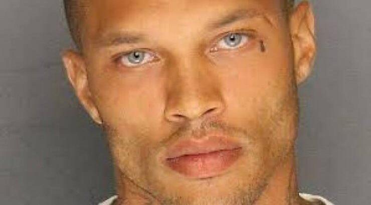 Δείτε τη φώτο του συλληφθέντα που... ξετρέλανε όλο το Facebook  