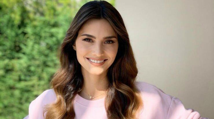 H Ηλιάνα Παπαγεωργίου μας θύμισε πόσο elegant είναι αυτός ο χρωματικός συνδυασμός