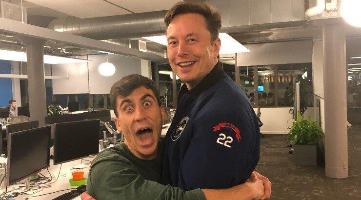Ο Κύπριος TikToker που μετά από επίμονη προσπάθεια κατάφερε να αγκαλιάσει τον Elon Musk