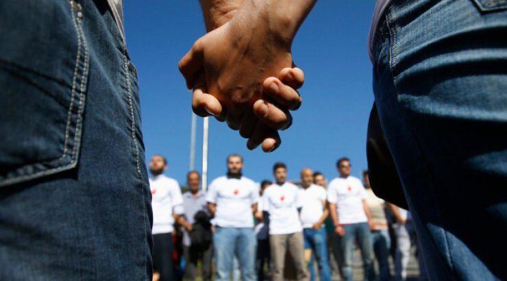 Στην «πυρά» οι ομοφυλόφιλοι για τους περισσότερους Ευρωπαίους