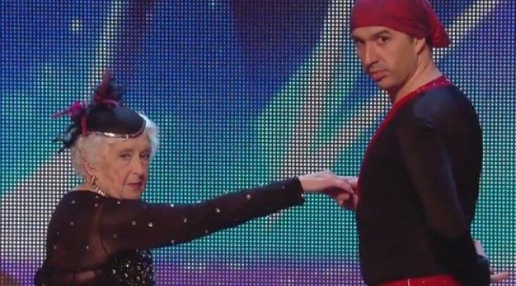 Δεν θα το πιστεύεις, όσο κι αν το βλέπεις, τι κάνει αυτή η 80χρονη γιαγιά [βίντεο]