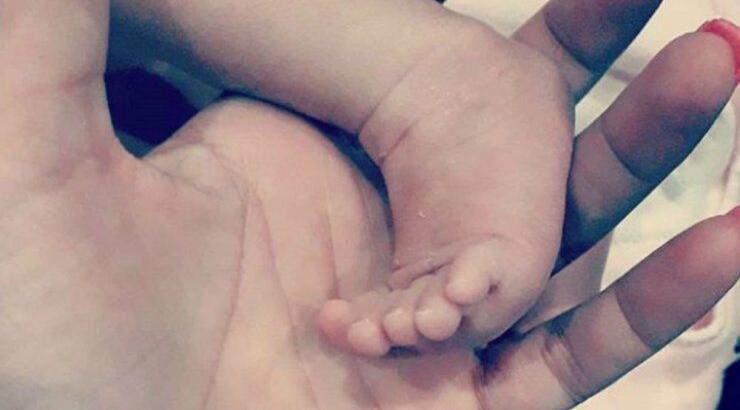 Γνωστή Ελληνίδα δημοσίευσε τις πρώτες εικόνες με τη νεογέννητη κόρη της!