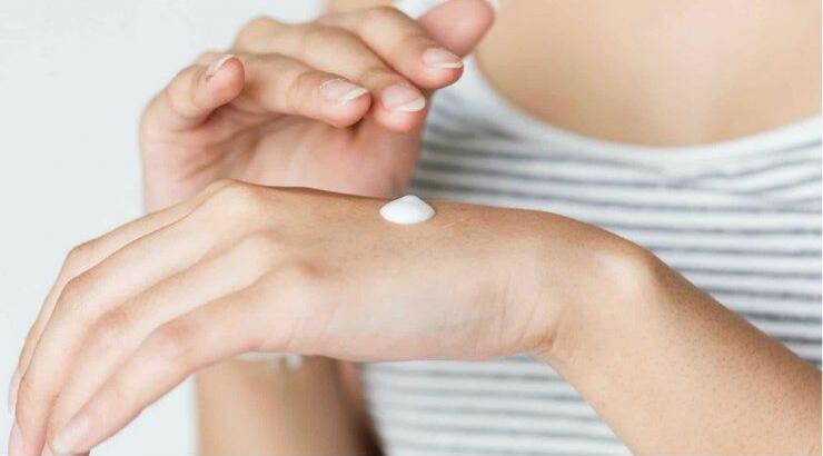 Τρεις μάσκες χεριών που μπορείς να φτιάξεις μόνη σου για extra ενυδάτωση και λάμψη [βίντεο]