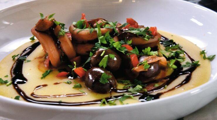 Καλαμάρι με σάλτσα τομάτας και ελιές σερβιρισμένο με φάβα