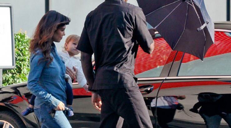 Μέχρι και βοηθό για σκιά έχουν οι Kardashians!