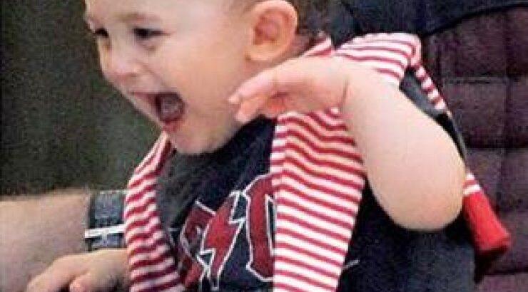 Ποιος Έλληνας ηθοποιός είναι ο μπαμπάς αυτού του χαμογελαστού μπομπίρα;