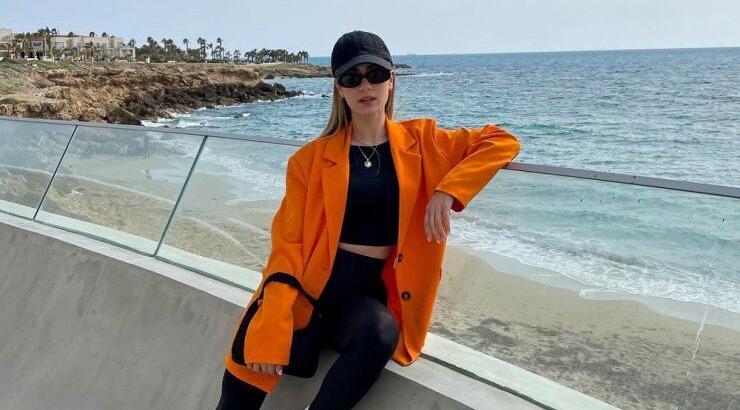 Πορτοκαλί μπλέιζερ: Πώς να το φορέσεις όπως η Άντρεα Ταουξή