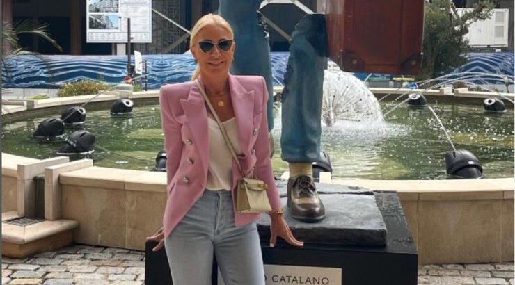 Πώς να φορέσεις το χρωματιστό blazer σύμφωνα με τη Νόνη Κυπριανού